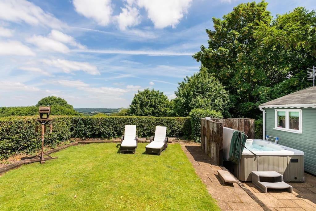 The Summerhouse, Countryside Retreat With Private Hot Tub Holiday home Bridgnorth