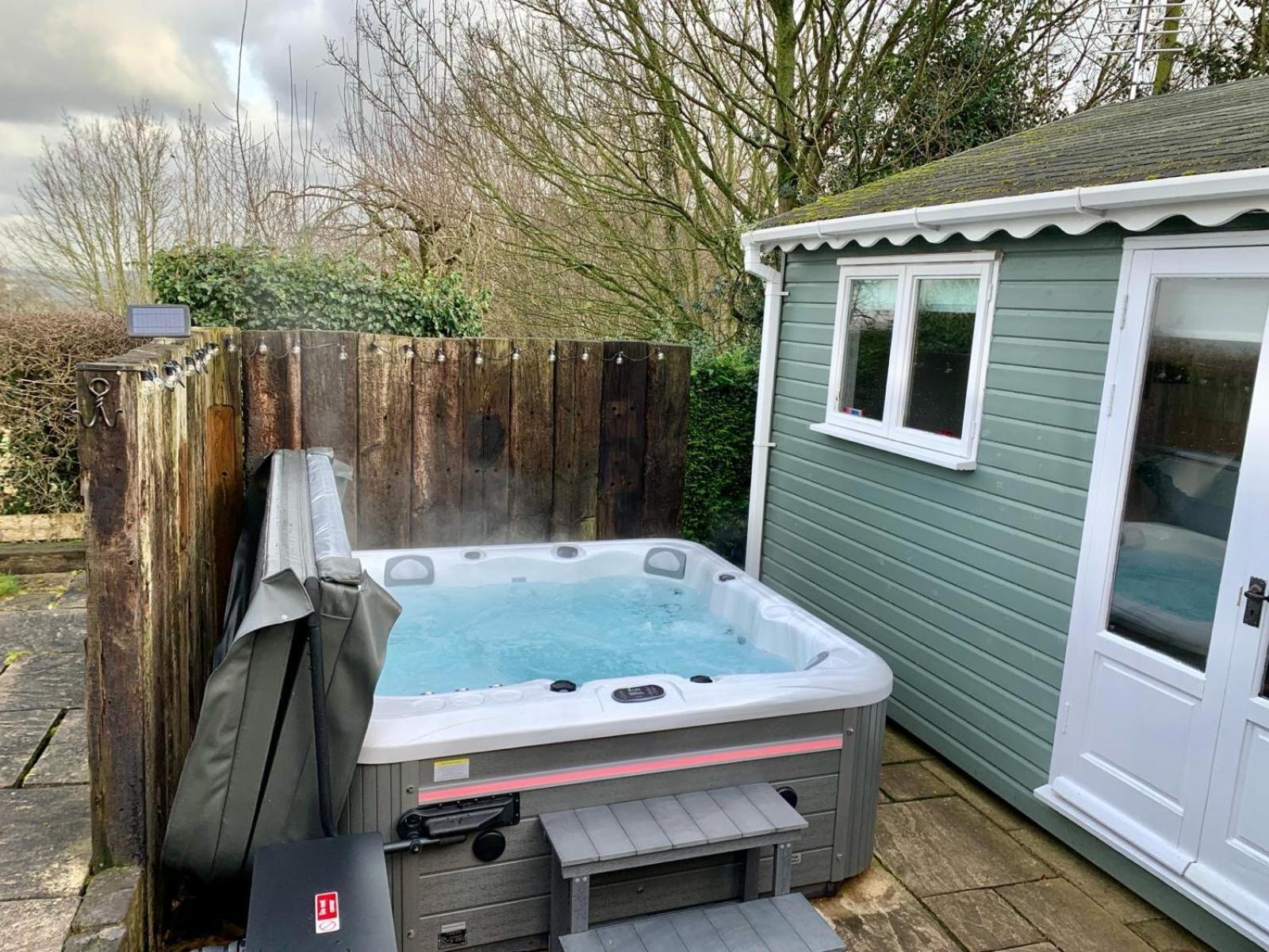 The Summerhouse, Countryside Retreat With Private Hot Tub Holiday home Bridgnorth